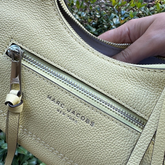 Marc Jacobs Crescent shoulder bag leather light yellow color - Picture 4 of 5